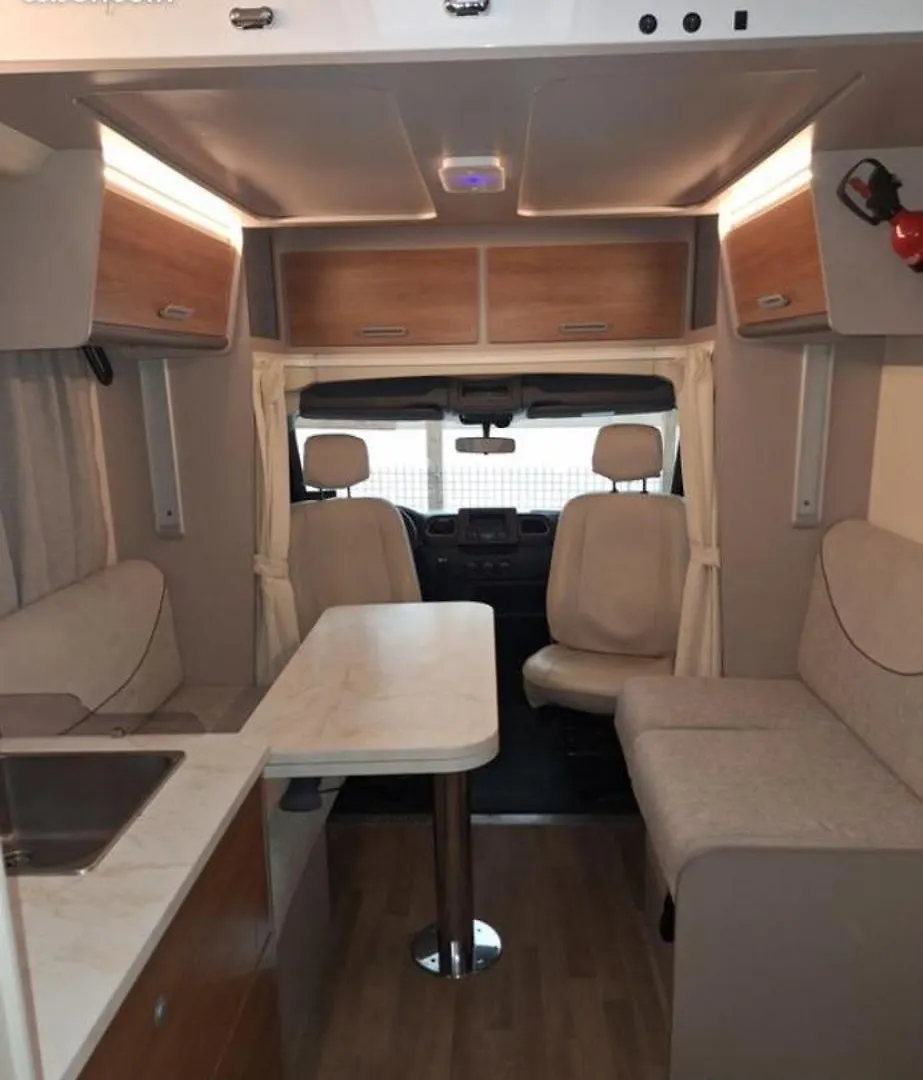 Camping Car Moderne Tout Equipe Lit Central A Rennes Cesson-Sevigne France