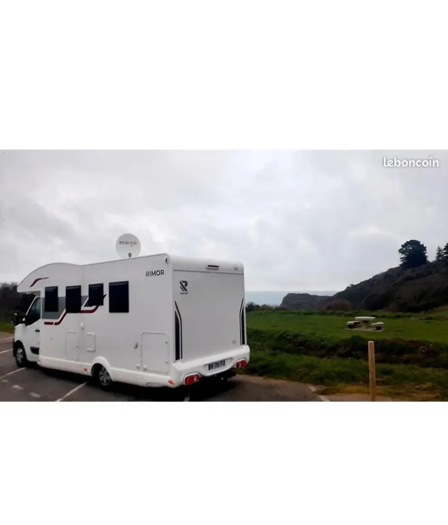 Camping Car Moderne Tout Equipe Lit Central A Rennes Cesson-Sevigne 0*,  France